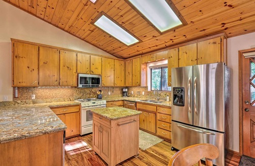 Twain Harte Cabin | Deck w/Forest Views: Quiet Twain Harte Cabin!