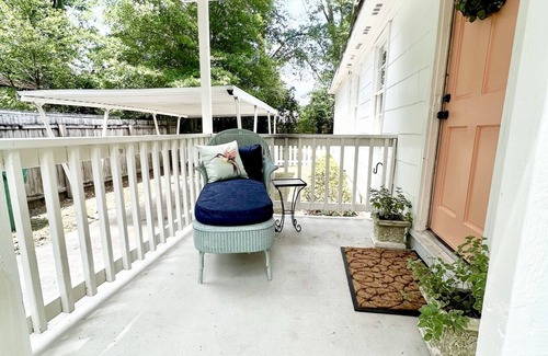 Valdosta Cottage | Decorator's Cozy Cottage adjacent to VSU and SGMC