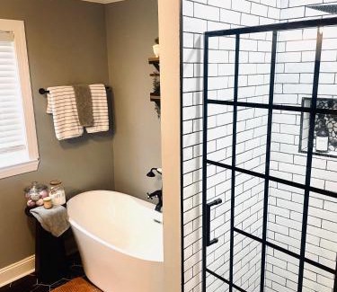 Lookout Mountain House | Deep Soak Tub, Waterfall Shower, Near Rock City!