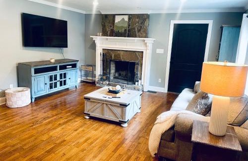 Lookout Mountain House | Deep Soak Tub, Waterfall Shower, Near Rock City!