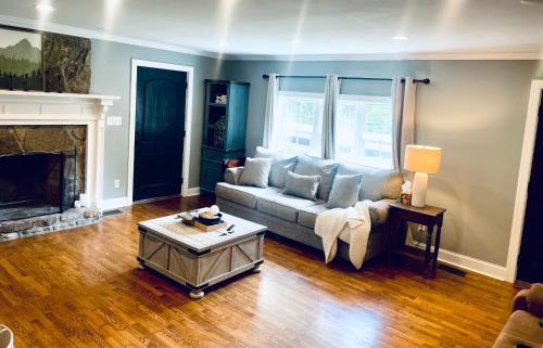 Lookout Mountain House | Deep Soak Tub, Waterfall Shower, Near Rock City!