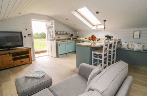 Blackburn Cottage | DEER LODGE, with hot tub in Langho, Lancashire