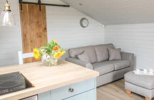 Blackburn Cottage | DEER LODGE, with hot tub in Langho, Lancashire