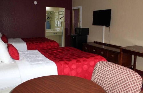 Perry House | Delight In The Peach State! Affordable Stay In The Heart Of Perry Georgia!