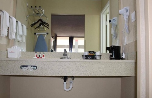 Perry House | Delight In The Peach State! Affordable Stay In The Heart Of Perry Georgia!