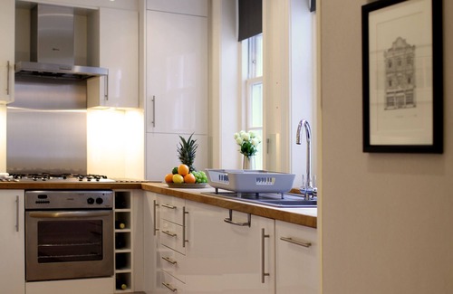 New Town Apartment | Delightful city-centre maindoor flat - bright and sunny with private courtyard