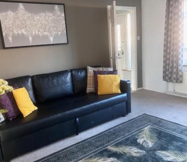 Ipswich Villa | Delightful-Ipswich Suffolk-4 Bed-SelfCatering-Contractor-Parking-Wifi