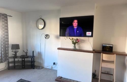 Ipswich Villa | Delightful-Ipswich Suffolk-4 Bed-SelfCatering-Contractor-Parking-Wifi