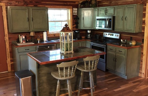Heber Springs Cottage | Delightful Log Cottage on the Little Red River with hot tub.
