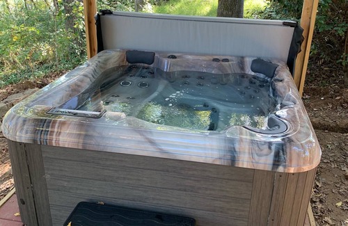 Heber Springs Cottage | Delightful Log Cottage on the Little Red River with hot tub.