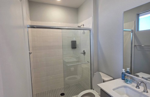 Pittmann House | Delightful own entrance 1b1b with AC in Henderson