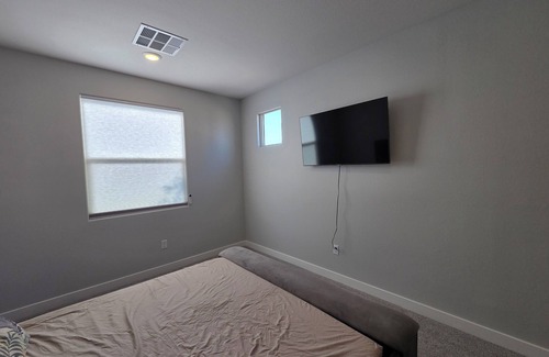 Pittmann House | Delightful own entrance 1b1b with AC in Henderson