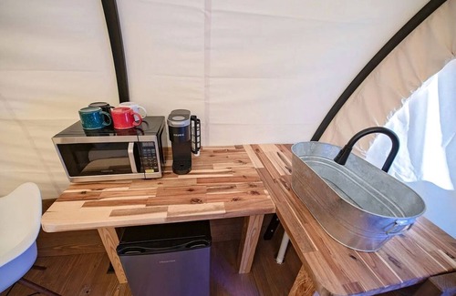 Benton House | Delightful Wagon with Incredible Hiking Trails and Activities in Tennessee