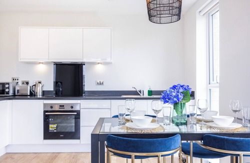 Warley Apartment | Delightfully furnished 2 bed 2 bath apartment in the heart of Brentwood