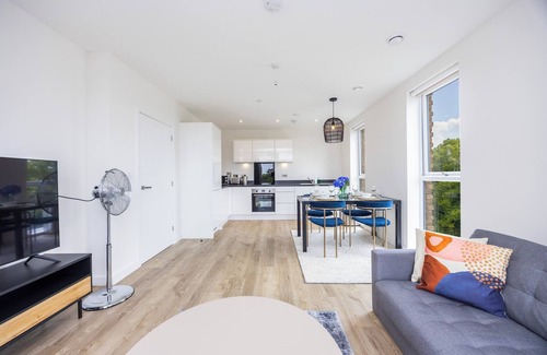 Warley Apartment | Delightfully furnished 2 bed 2 bath apartment in the heart of Brentwood