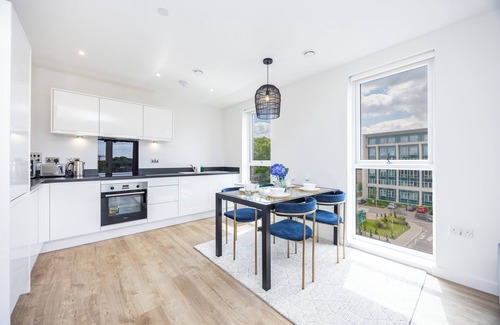 Warley Apartment | Delightfully furnished 2 bed 2 bath apartment in the heart of Brentwood