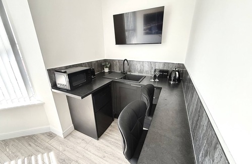 Blackpool Town Center Apartment | delux suite with hottub & shower