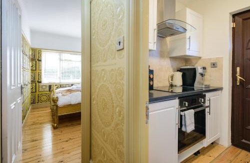 Howlett End House | Deluxe 2 Bed Versace HotTub SkyTV