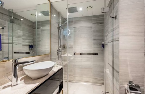 Portsoken Hotel | Deluxe Botolph Corner King at Hotel Saint—Near Somerset House and Tower Bridge