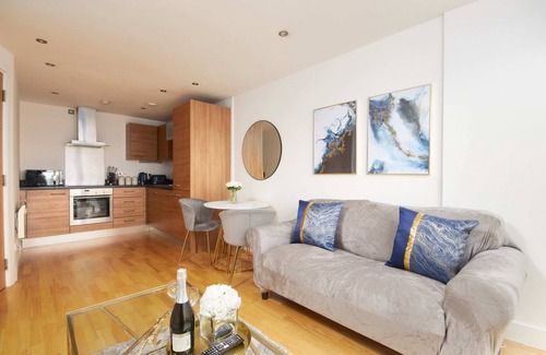 Leeds Apartment | Deluxe City Centre Apt Balcony View and Free Park