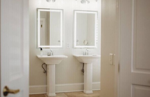 Downtown Hotel | Deluxe Guest Room - 1 King + · The Jefferson Inn Rm. 7