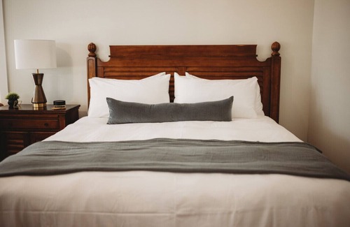 Downtown Hotel | Deluxe Guest Room - 1 King + · The Jefferson Inn Rm. 7