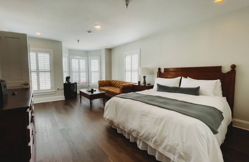 Downtown Hotel | Deluxe Guest Room - 1 King + · The Jefferson Inn Rm. 7