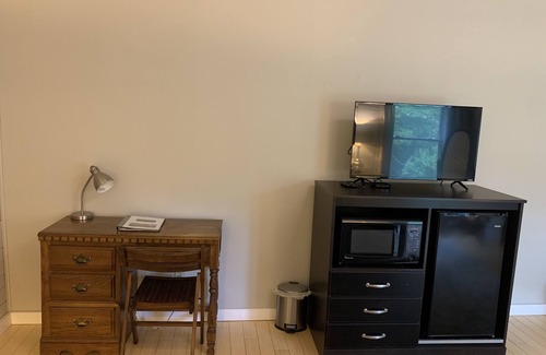 Dahlonega House | Deluxe Guest Room - Barefoot Hills