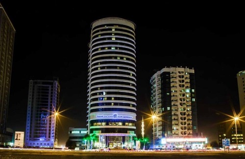 Al-Fujairah House | Deluxe Hideaway in Fujairah Bay with Rooftop Pools