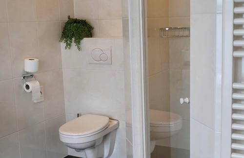 Appeltern Hotel | Deluxe hotel room with luxurious amenities, a duo whirlpool tub, and stunning water views for the ultimate relaxation.