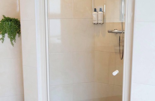 Appeltern Hotel | Deluxe hotel room with luxurious amenities, a duo whirlpool tub, and stunning water views for the ultimate relaxation.