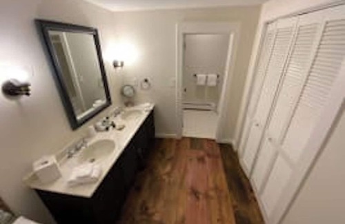 West Dover Resort | Deluxe King - 2nd floor in Historic Inn