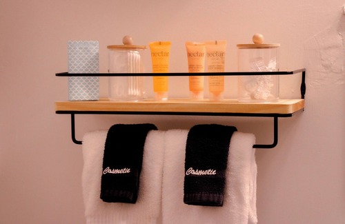 Las Vegas Strip Hotel | DELUXE KING - SLEEPS 2 - NON-SMOKING