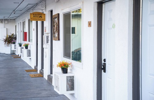 Las Vegas Strip Hotel | DELUXE KING - SLEEPS 2 - NON-SMOKING