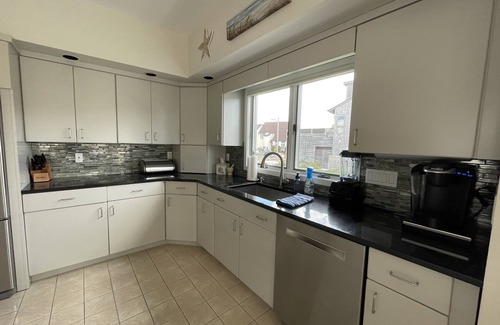 Margate City House | DELUXE Margate Beach Home with POOL, JACUZZI, & Spectacular Bay View - Sleeps 12