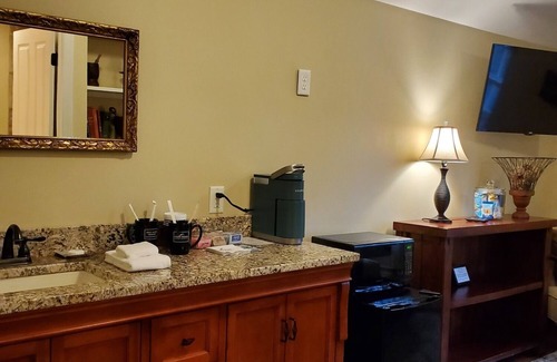 West Dover Resort | Deluxe Queen Suite with pull-out love seat, private entrance