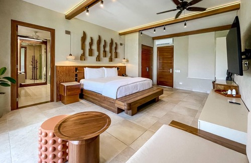 Pristine Bay Hotel | Deluxe Room at Las Verandas