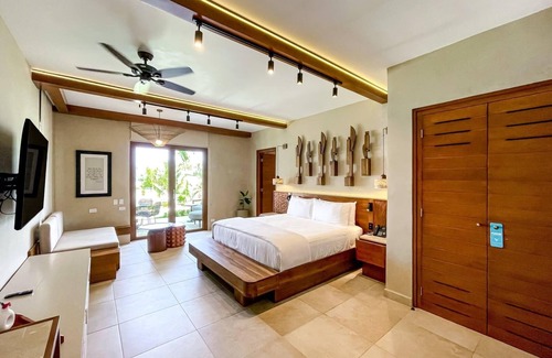 Pristine Bay Hotel | Deluxe Room at Las Verandas (1)