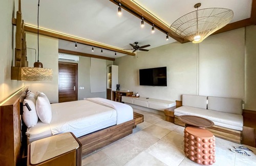 Pristine Bay Hotel | Deluxe Room at Las Verandas (1)