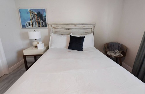 Clearwater Hotel | Deluxe Room with Queen Bed and Kitchenette