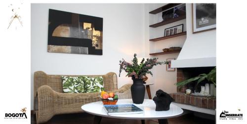 La Candelaria Apartment | Depa Monserrate - Charming Historic Nest with Breathtaking Mountain Views - Apartaestudio