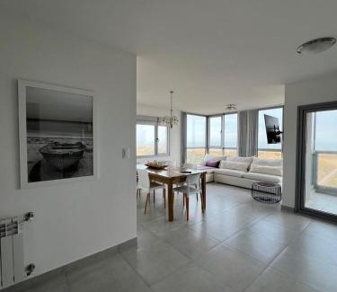 Partido de Monte Hermoso Apartment | Departamento de lujo frente al mar con vista panorámica, pileta y cochera privada
