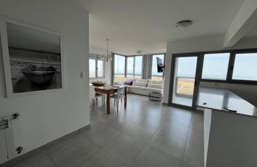 Partido de Monte Hermoso Apartment | Departamento de lujo frente al mar con vista panorámica, pileta y cochera privada
