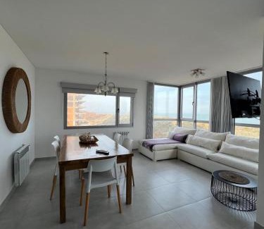 Partido de Monte Hermoso Apartment | Departamento de lujo frente al mar con vista panorámica, pileta y cochera privada