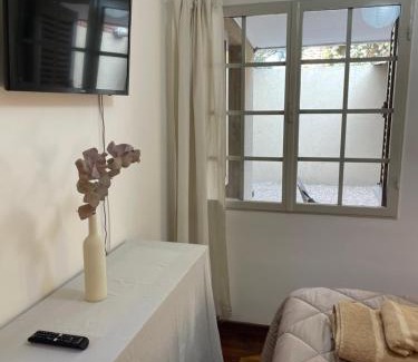 Cordoba Apartment | Departamento PB, patio y asador privados - NUEVO SERVICIO Estacionamiento 24hs INCLUIDO - Cerca de hotel Quinto Centenario, Nuevocentro shopping, Hospital Clinicas y Club Universitario Córdoba Sede central
