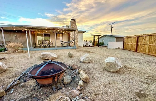 Twentynine Palms House | Desert Escape in 29 Palms - Stargaze and Soak under the stars - 5 mins from JTNP