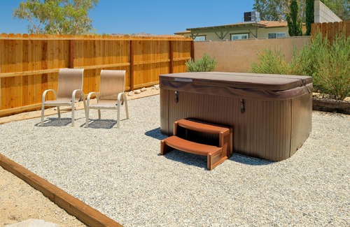 Twentynine Palms House | Desert Escape in 29 Palms - Stargaze and Soak under the stars - 5 mins from JTNP