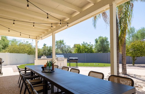 Paradise Valley Village Villa | Desert Oasis by AvantStay | Basketball Court, Volleyball, Pool, & Gazebo!