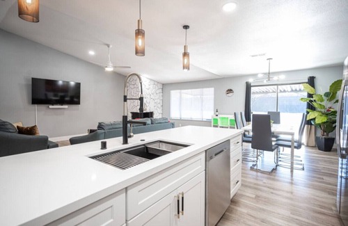 Summerlin House | Desert Oasis Close to Freemont Street