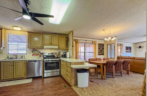 Meadview House | Desert View Retreat - Sleeps 22, Game Garage, Near Skywalk & Lake Mead